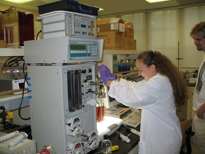 Liz Burrows testing hydrogen production from cyanobacteria (part 2)